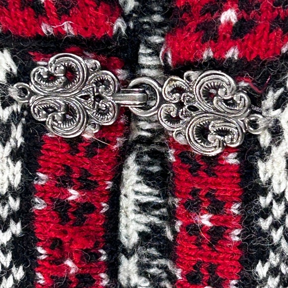 Cambridge Wool Sweater Christmas Fair Isle Red Black Silver Clasp Size Medium - Picture 3 of 12
